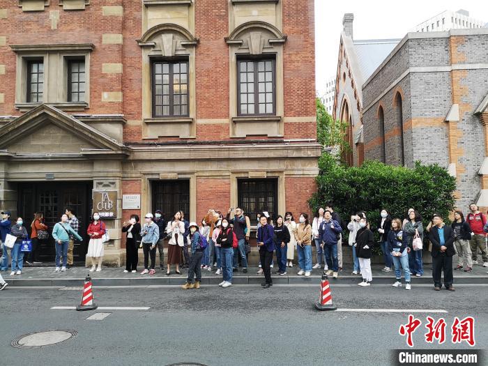 新階層人士走讀“外灘源”?！》队畋?攝