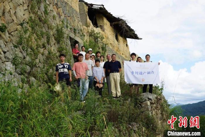 杜曉帆與該中心教師團(tuán)隊(duì)調(diào)研足跡遍布全中國(guó)各省市800多個(gè)城鄉(xiāng)聚落、文化景觀等?！?fù)旦大學(xué)國(guó)土與文化資源研究中心供圖