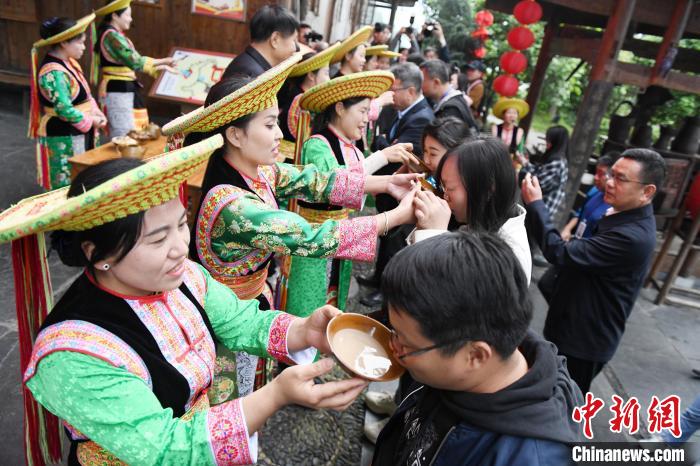 楓香瑤寨村民用攔門酒熱情迎接客人?！钊A峰 攝