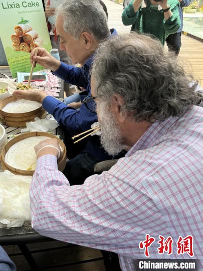 外交官們體驗(yàn)做立夏餅?！∪A東師范大學(xué)供圖