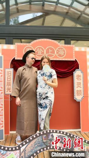 外交官們的上海風(fēng)韻時(shí)裝秀?！∪A東師范大學(xué)供圖