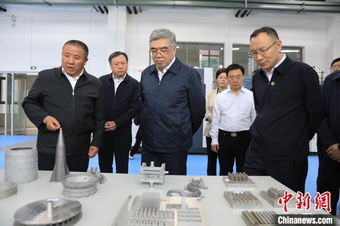 民進(jìn)中央常務(wù)副主席朱永新率調(diào)研組赴四川開展重點考察調(diào)研。圖為在四川工程職業(yè)技術(shù)學(xué)院考察調(diào)研。　民進(jìn)中央供圖