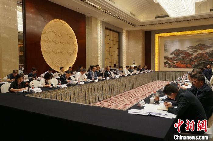 民進(jìn)中央主席蔡達(dá)峰近日率調(diào)研組赴江蘇開展重點考察調(diào)研。圖為在調(diào)研座談會現(xiàn)場。　民進(jìn)中央供圖