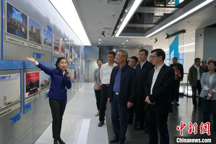 民進(jìn)中央主席蔡達(dá)峰近日率調(diào)研組赴江蘇開展重點考察調(diào)研。圖為在江陰實地考察雙良集團(tuán)有限公司?！O權(quán) 攝
