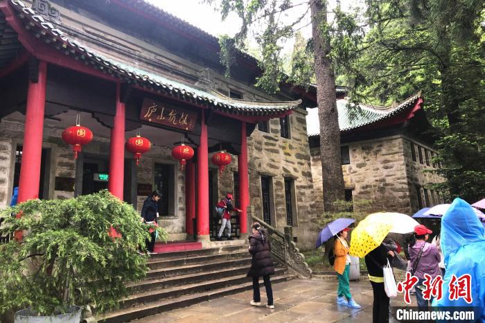 圖為在廬山抗戰(zhàn)博物館外，有不少等待參觀的游客?！蛆i泉 攝