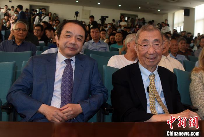 高能論壇開始前，丁肇中先生(右)與主持論壇的中科院高能所所長王貽芳院士合影?！?lt;a target='_blank' href='/'><p  align=