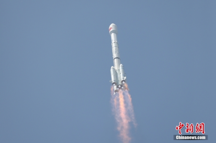 5月17日10時49分，我國在西昌衛(wèi)星發(fā)射中心用長征三號乙運載火箭，成功發(fā)射第五十六顆北斗導航衛(wèi)星。該衛(wèi)星屬地球靜止軌道衛(wèi)星，是我國北斗三號工程的首顆備份衛(wèi)星。入軌并完成在軌測試后，將接入北斗衛(wèi)星導航系統(tǒng)。此次發(fā)射是北斗三號工程高密度組網(wǎng)之后，時隔3年的首發(fā)任務。朱磊 攝