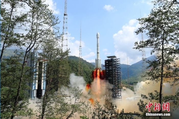 5月17日10時49分，我國在西昌衛(wèi)星發(fā)射中心用長征三號乙運載火箭，成功發(fā)射第五十六顆北斗導航衛(wèi)星。該衛(wèi)星屬地球靜止軌道衛(wèi)星，是我國北斗三號工程的首顆備份衛(wèi)星。入軌并完成在軌測試后，將接入北斗衛(wèi)星導航系統(tǒng)。此次發(fā)射是北斗三號工程高密度組網(wǎng)之后，時隔3年的首發(fā)任務。楊志遠 攝