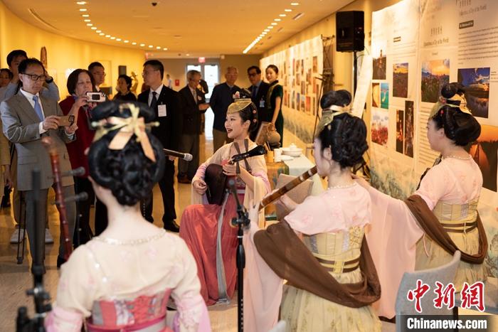 當(dāng)?shù)貢r間5月19日，中國常駐聯(lián)合國代表團(tuán)、中國文化和旅游部、泉州市人民政府在紐約聯(lián)合國總部聯(lián)合舉辦“茶和天下·雅集”主題展覽和招待會。圖為展覽現(xiàn)場泉州南音表演。 <a target='_blank' href='/' _fcksavedurl='/'><p  align=