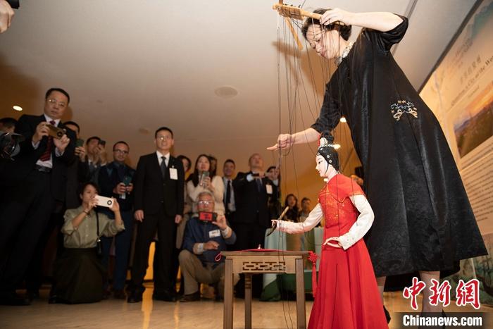 當(dāng)?shù)貢r間5月19日，中國常駐聯(lián)合國代表團(tuán)、中國文化和旅游部、泉州市人民政府在紐約聯(lián)合國總部聯(lián)合舉辦“茶和天下·雅集”主題展覽和招待會。圖為展覽表演泉州提線木偶寫書法。 <a target='_blank' href='/' _fcksavedurl='/'><p  align=