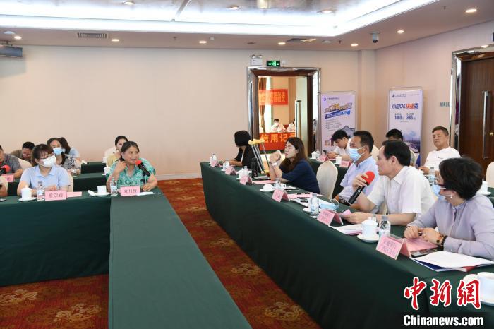 圖為中國銀行廣西分行代表在回應(yīng)桂林歸義生態(tài)農(nóng)業(yè)有限公司總經(jīng)理夏月紅的貸款需求?！∈Y雪林 攝