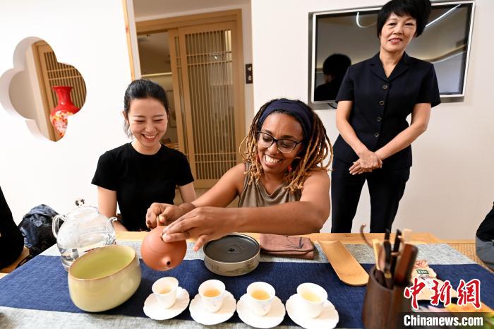 代表團(tuán)成員在漳州古城體驗(yàn)中國(guó)茶文化?！埥鸫?攝