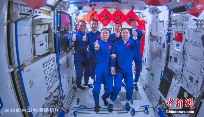 圖為神舟十五號航天員乘組與神舟十六號航天員乘組“全家?！?。中國載人航天工程辦公室 供圖
