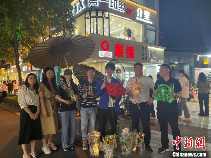 在東陽橫店，宣講團(tuán)導(dǎo)師、成員與橫店演員(右三)合影?！?東陽市融媒體中心 供圖