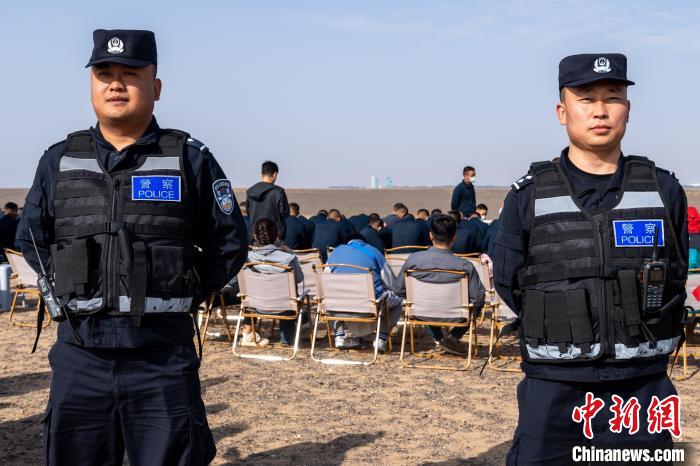 圖為承擔(dān)神舟十六號載人飛船安保任務(wù)的移民管理警察。　牛鑫 攝
