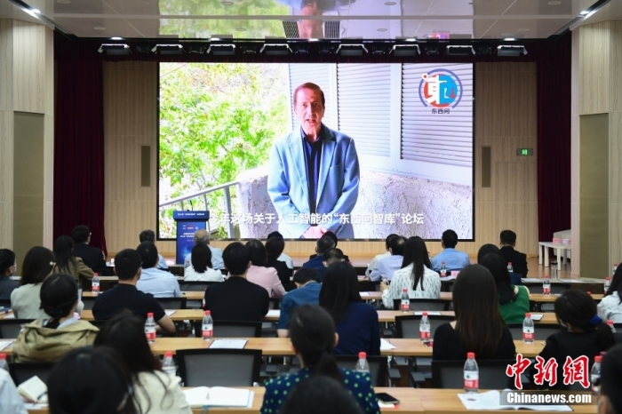 5月30日，<a target='_blank' href='/'>中新社</a>第二屆“東西問智庫(kù)”主題論壇在北京舉行，多位中外專家圍繞“AI革命與文明進(jìn)化”展開討論。圖為美國(guó)加州理工學(xué)院電氣工程和計(jì)算機(jī)科學(xué)教授、人工智能專家亞瑟·阿布-穆斯塔法通過視頻在論壇上作主旨演講。<a target='_blank' href='/'>中新社</a>記者 田雨昊 攝