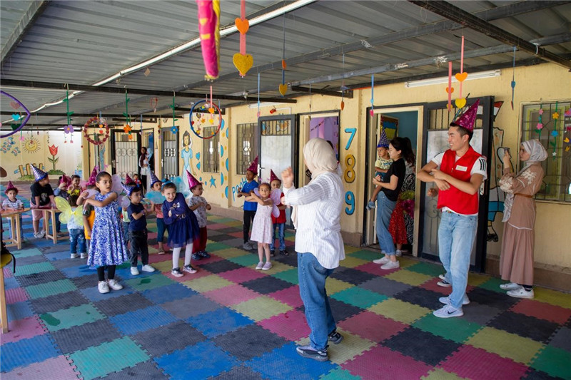 圖為中埃青年志愿者在埃及新開羅幼兒園開展“志愿服務(wù)伴成長，中埃攜手慶六一”活動。中建埃及分公司供圖