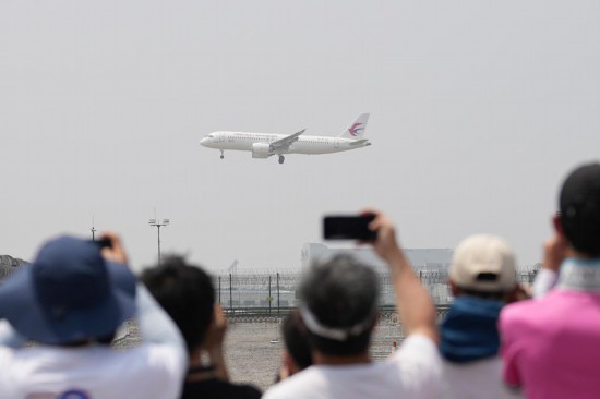 5月28日，C919首個商業(yè)航班東航MU9191飛抵北京首都國際機場。新華社記者鞠煥宗攝