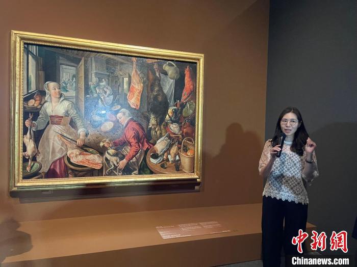 當(dāng)?shù)貢r(shí)間6月1日，韓國(guó)國(guó)立中央博物館講解員在向游客講解畫作?！∪f(wàn)佳欣 攝