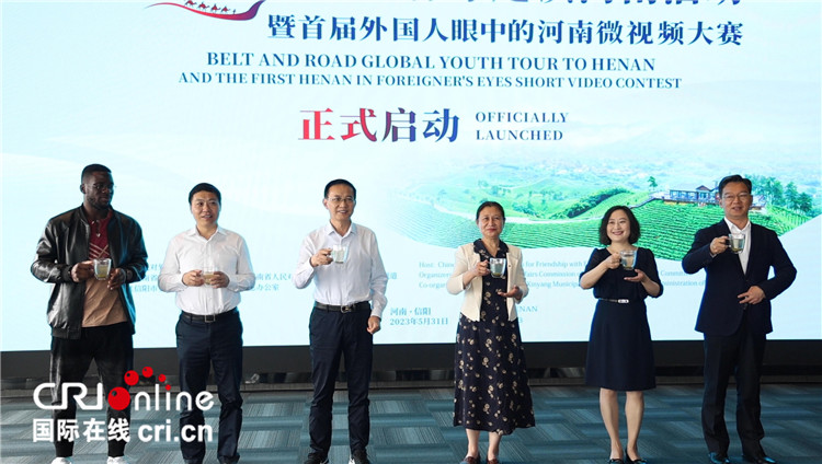 與會嘉賓共同舉杯啟動活動。賈親親 攝