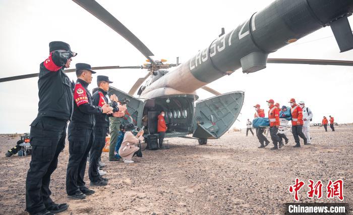 圖為阿拉善邊境管理支隊(duì)民警目送航天員登機(jī)離開?！缇?攝