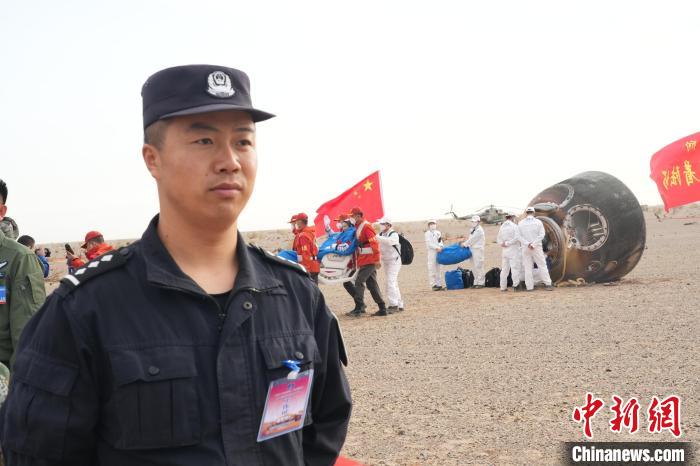 圖為阿拉善邊境管理支隊(duì)民警在著陸場(chǎng)開展安保工作?！埥?攝