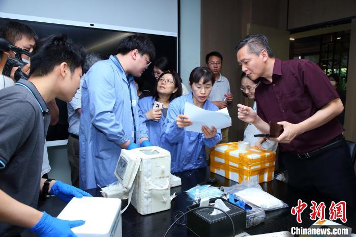 科研人員清點(diǎn)、查看隨神舟十五號(hào)返回地面的空間科學(xué)實(shí)驗(yàn)樣品?！≈锌圃嚎臻g應(yīng)用中心 供圖
