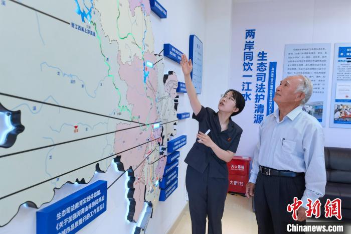金門同胞參觀金門供水水源生態(tài)司法保護基地?！O虹 攝
