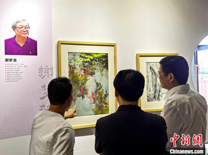 “求同存藝——海峽兩岸藝術(shù)家畫展”展出百余幅兩岸藝術(shù)家畫作?！「毒窜?攝