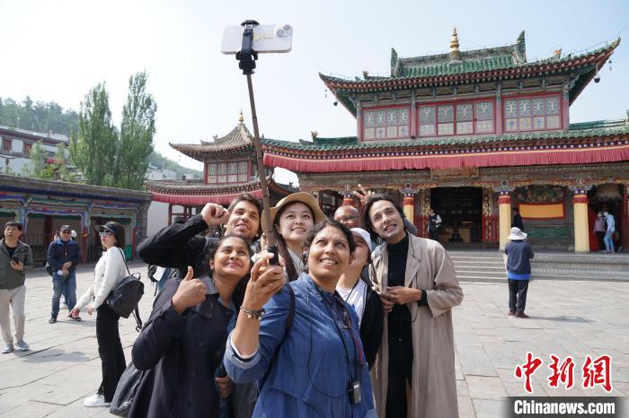 圖為外國記者在塔爾寺合影。　馬銘言 攝