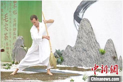 圖為《信陽毛尖·茶舞》沉浸式藝術(shù)表演?！⌒抨柺形麄鞑抗﹫D
