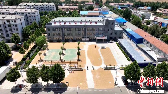 德州陵城區(qū)開放1297處鎮(zhèn)村公共場地，緩解農(nóng)民曬糧難題?！×瓿菂^(qū)委宣傳部供圖