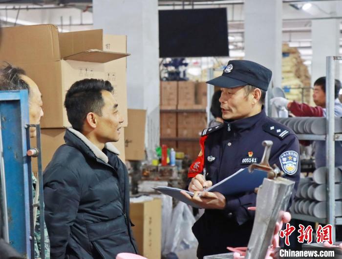 3月30日，大興派出所民警來(lái)到轄區(qū)中小企業(yè)，開展“為民為企為項(xiàng)目”走訪活動(dòng)。　合肥警方供圖
