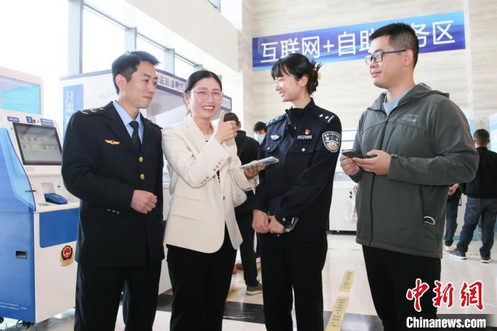 4月10日，安徽合肥，一家運(yùn)輸企業(yè)負(fù)責(zé)人在工作人員的指導(dǎo)下，使用小程序辦理車管業(yè)務(wù)?！『戏示焦﹫D