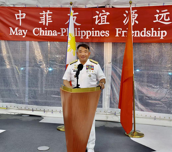菲海軍司令阿達奇代表菲馬科斯總統(tǒng)歡迎“戚繼光”艦到訪。中國駐菲律賓大使館供圖