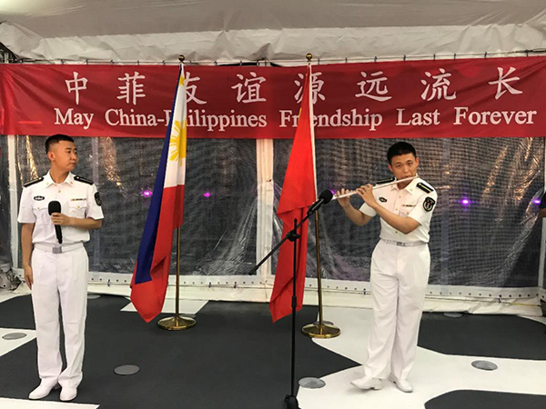 艦上官兵表演歌舞、民樂、武術(shù)等節(jié)目。中國駐菲律賓大使館供圖