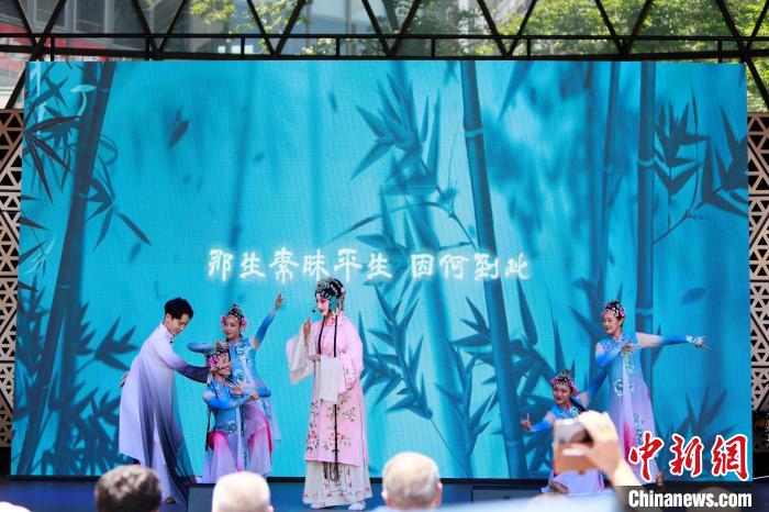 開幕式上舞臺展演之一《水舞昆韻》。