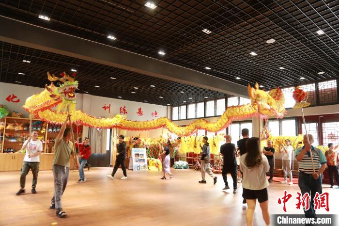 臺胞臺屬體驗舞龍。　周蔚娜供圖