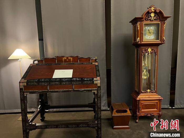 圖為春秋館展覽陳設(shè)的青瓦臺(tái)家具?！⑿?攝