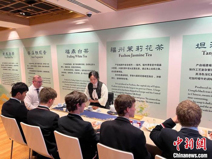 澳大利亞悉尼中學生參加“茶和天下”雅集文化體驗活動?！☆檿r宏 攝
