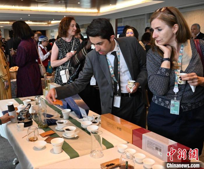 現(xiàn)場(chǎng)觀眾觀看中國(guó)展臺(tái)茶藝表演、了解茶文化?！【笜?shù) 攝