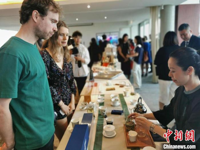 現(xiàn)場(chǎng)觀眾觀看中國(guó)展臺(tái)茶藝表演、了解茶文化?！【笜?shù) 攝