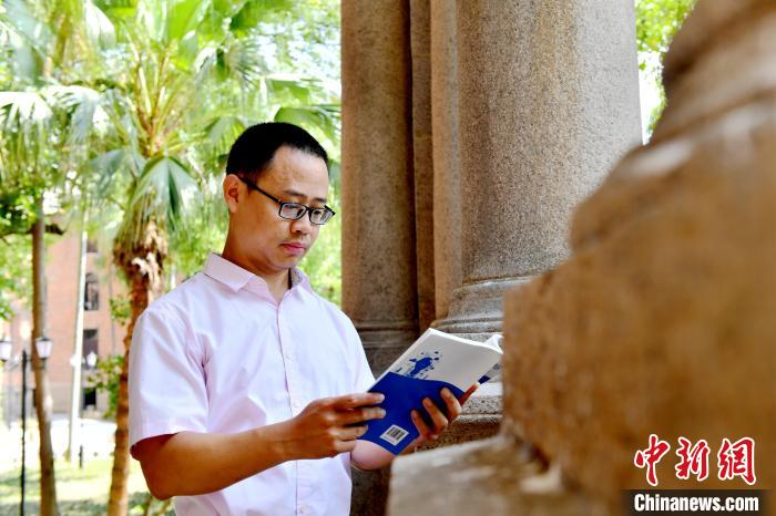 圖為福建師范大學(xué)教育學(xué)院臺灣教師陳昭志正在看書?！蚊?攝