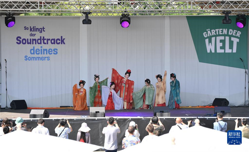 7月8日，在德國柏林世界公園，漢服愛好者進(jìn)行漢服展示。新華社記者 任鵬飛 攝
