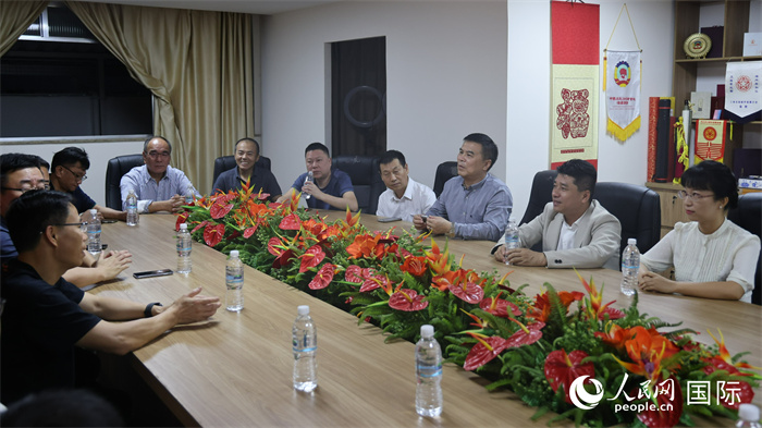 與會(huì)代表進(jìn)行座談交流。（人民網(wǎng)記者  時(shí)元皓攝）