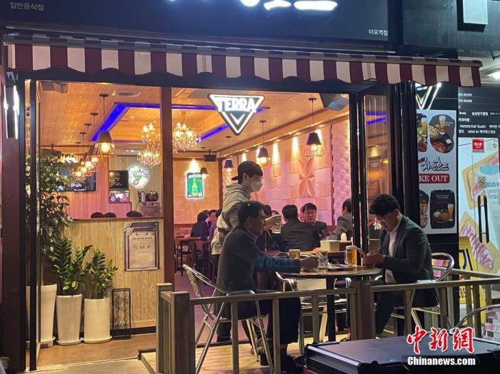 資料圖：韓國(guó)首爾市民在餐館用餐。 <a target='_blank' href='/' _fcksavedurl='/'><p  align=