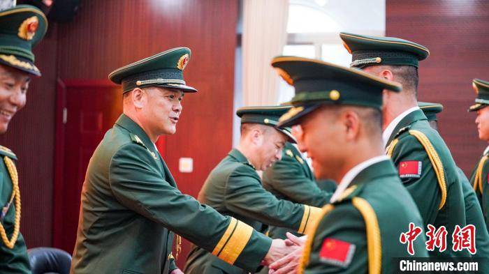 首長為晉銜官兵頒發(fā)任命狀?！堨狭?攝
