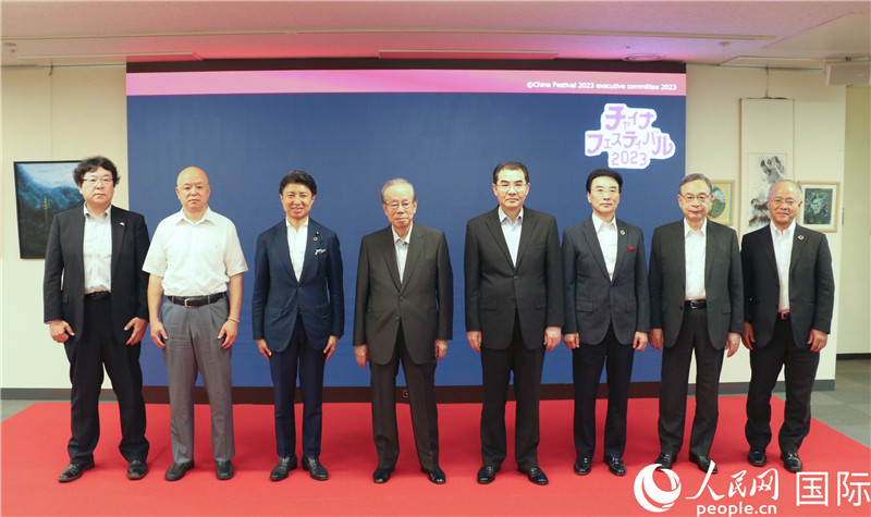 主辦方代表合影。人民網(wǎng) 許可攝