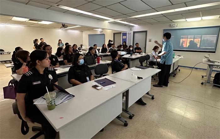 菲律賓移民局官員在移民局總部培訓班參加中文學習。中國駐菲律賓大使館供圖。