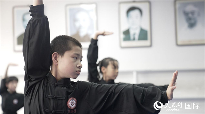正在練習(xí)劈掛拳的武術(shù)學(xué)童。人民網(wǎng)記者 袁蒙攝